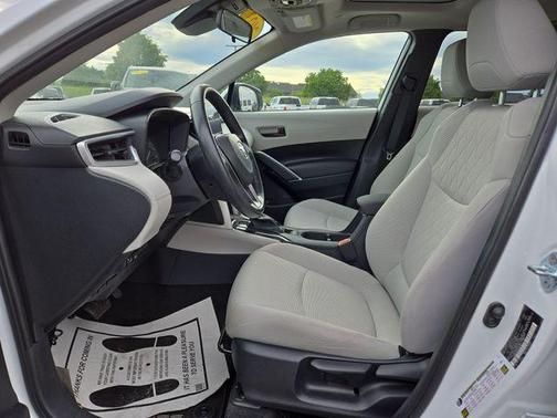 Pearl 2023 Toyota Corolla Cross LE