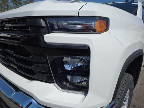 Summit White 2026 Chevrolet Silverado 2500 WT