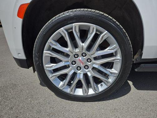 White Frost Tri-Coat 2024 GMC Yukon XL Denali