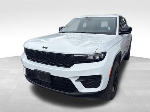 Bright White Clearcoat 2024 Jeep Grand Cherokee Laredo