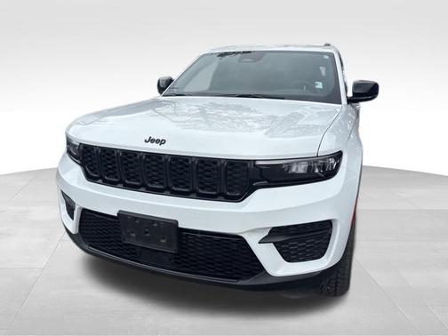 Bright White Clearcoat 2024 Jeep Grand Cherokee Laredo