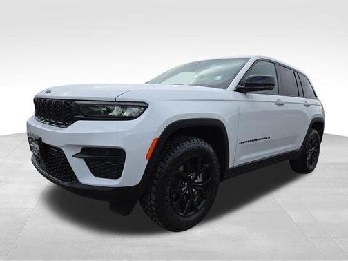 Bright White Clearcoat 2024 Jeep Grand Cherokee Laredo