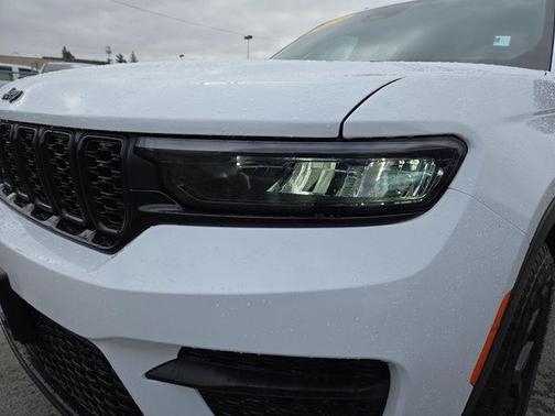 Bright White Clearcoat 2024 Jeep Grand Cherokee Laredo
