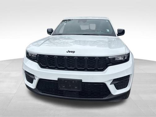 Bright White Clearcoat 2024 Jeep Grand Cherokee Laredo