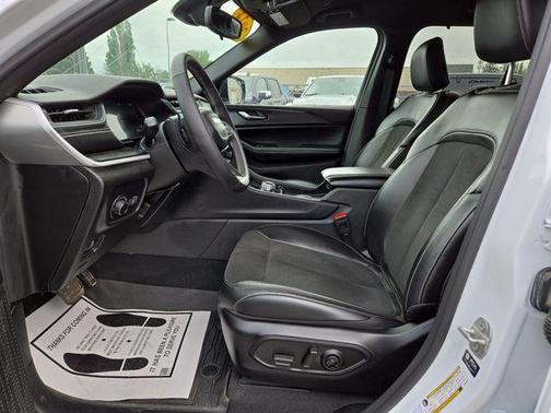 Bright White Clearcoat 2024 Jeep Grand Cherokee Laredo