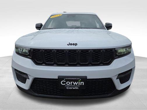 Bright White Clearcoat 2024 Jeep Grand Cherokee Laredo
