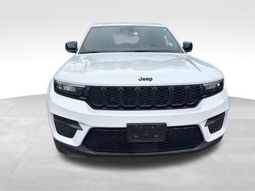 Bright White Clearcoat 2024 Jeep Grand Cherokee Laredo