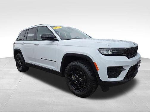 Bright White Clearcoat 2024 Jeep Grand Cherokee Laredo