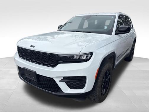 Bright White Clearcoat 2024 Jeep Grand Cherokee Laredo