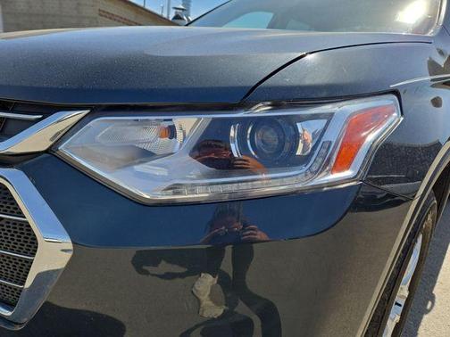 Graphite Metallic 2020 Chevrolet Traverse LT Cloth