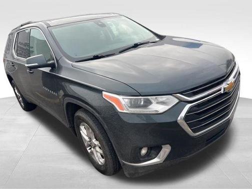 Graphite Metallic 2020 Chevrolet Traverse LT Cloth