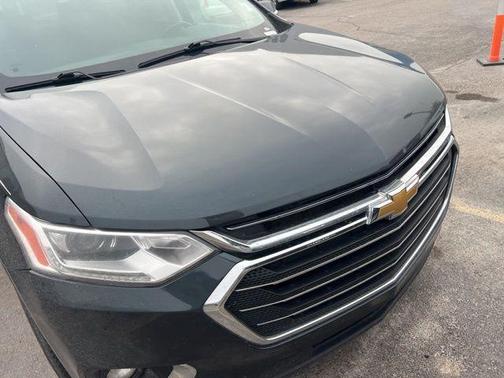 Graphite Metallic 2020 Chevrolet Traverse LT Cloth