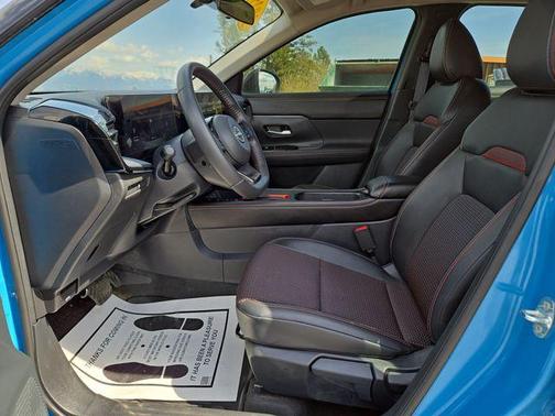 2t Ice Blk Roof 2025 Nissan Kicks SR