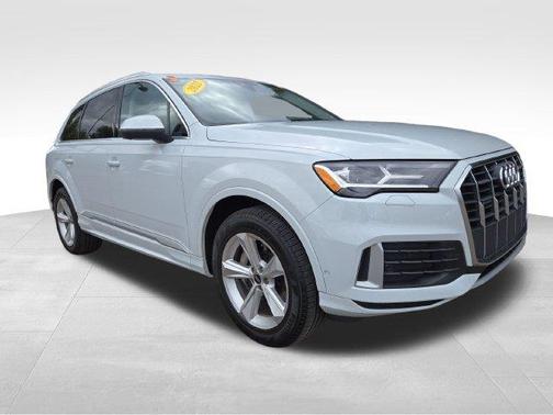 Glacier White Metallic 2022 Audi Q7 45 Premium