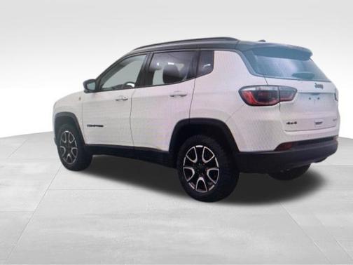 Bright White Clearcoat 2025 Jeep Compass Trailhawk
