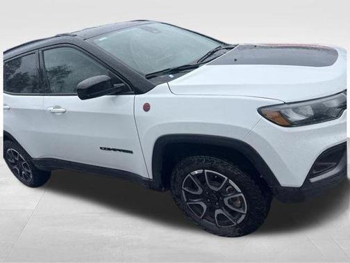 Bright White Clearcoat 2025 Jeep Compass Trailhawk
