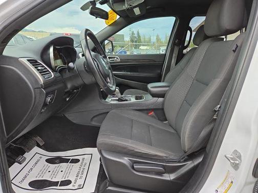 Bright White Clearcoat 2019 Jeep Grand Cherokee Laredo