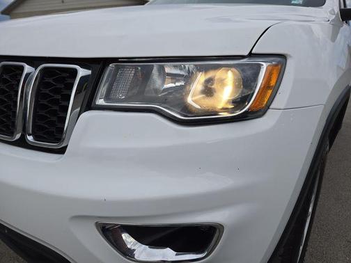 Bright White Clearcoat 2019 Jeep Grand Cherokee Laredo