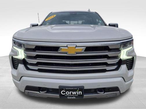 Iridescent Pearl Tricoat 2024 Chevrolet Silverado 1500 High Country