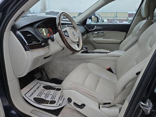 2016 Volvo XC90 T6 Momentum