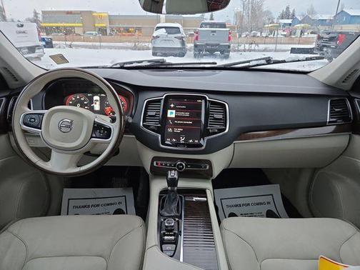2016 Volvo XC90 T6 Momentum