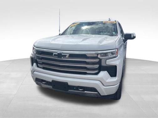 Iridescent Pearl Tricoat 2022 Chevrolet Silverado 1500 High Country