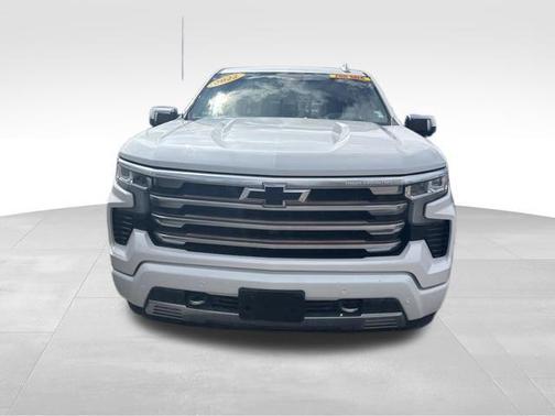 Iridescent Pearl Tricoat 2022 Chevrolet Silverado 1500 High Country