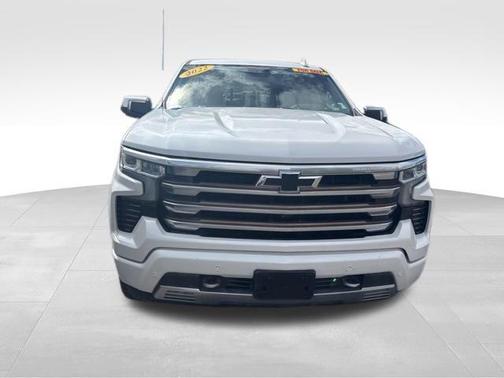 Iridescent Pearl Tricoat 2022 Chevrolet Silverado 1500 High Country