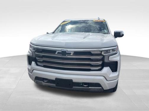 Iridescent Pearl Tricoat 2022 Chevrolet Silverado 1500 High Country