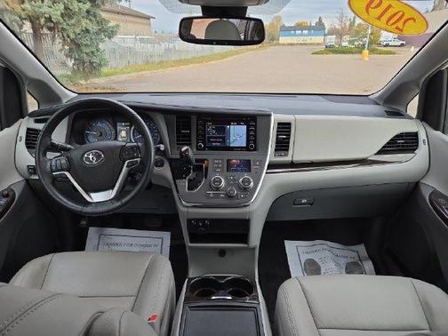 Blizzard Pearl 2019 Toyota Sienna XLE