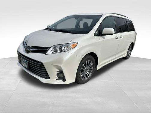 Blizzard Pearl 2019 Toyota Sienna XLE