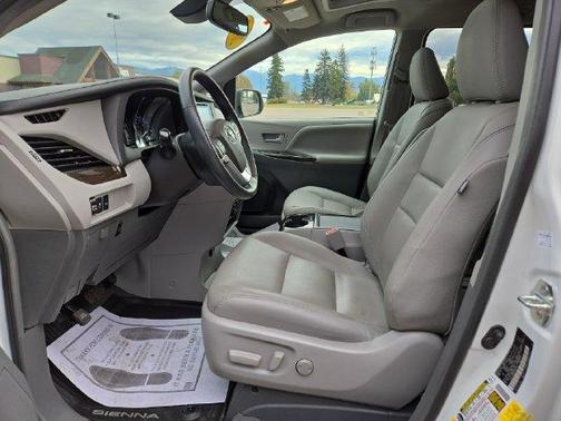 Blizzard Pearl 2019 Toyota Sienna XLE
