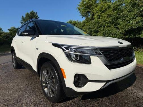 Clear White / Black Roof 2021 Kia Seltos S