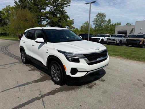 Snow White Pearl 2023 Kia Seltos LX