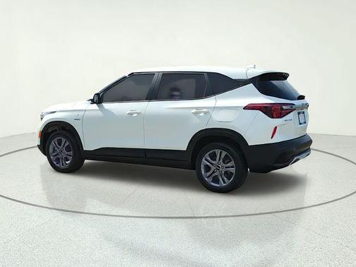 Snow White Pearl 2023 Kia Seltos LX