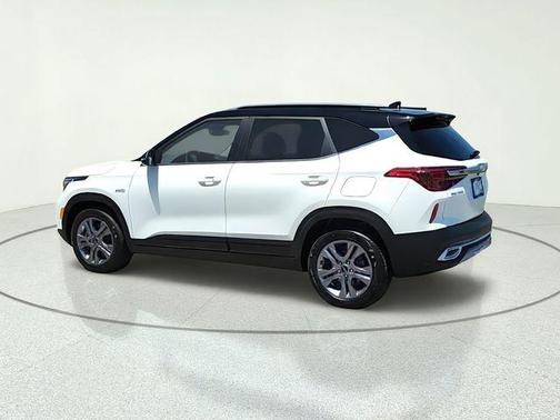 Clear White / Black Roof 2023 Kia Seltos S