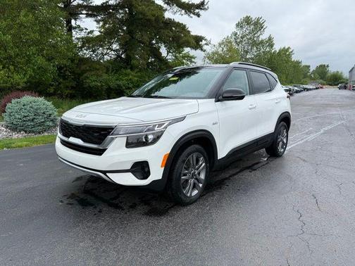 Clear White / Black Roof 2023 Kia Seltos S
