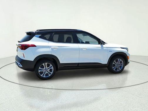 Clear White / Black Roof 2023 Kia Seltos S