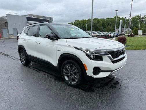 Clear White / Black Roof 2023 Kia Seltos S