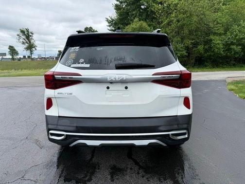 Clear White / Black Roof 2023 Kia Seltos S