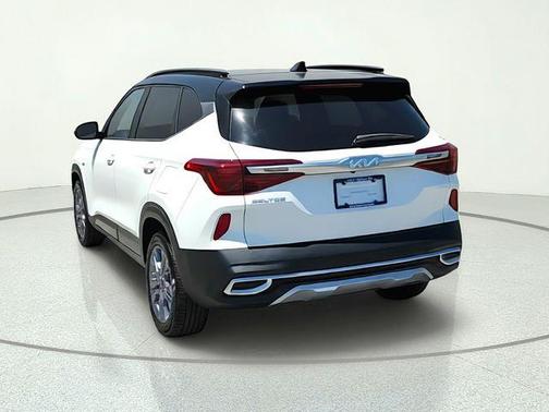 Clear White / Black Roof 2023 Kia Seltos S