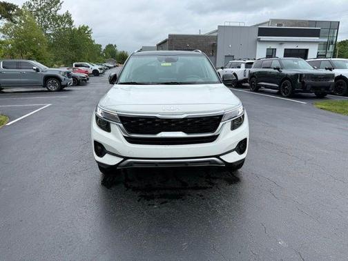 Clear White / Black Roof 2023 Kia Seltos S