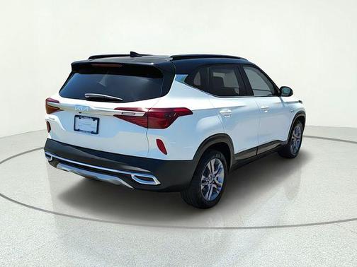 Clear White / Black Roof 2023 Kia Seltos S