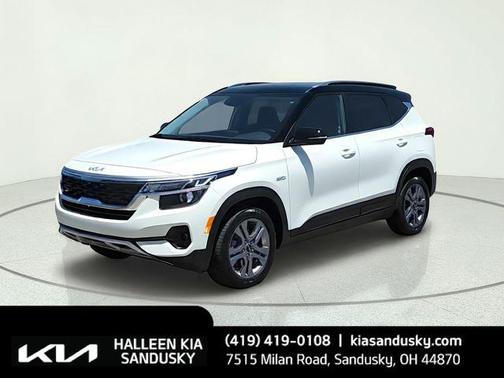 Clear White / Black Roof 2023 Kia Seltos S