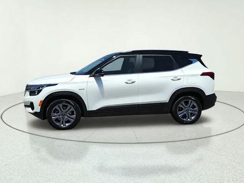 Clear White / Black Roof 2023 Kia Seltos S