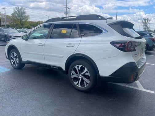 Crystal White Pearl 2022 Subaru Outback Limited