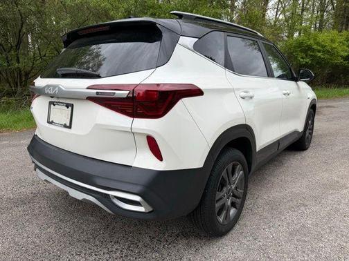 Clear White / Black Roof 2022 Kia Seltos S