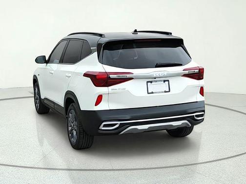 Clear White / Black Roof 2022 Kia Seltos S