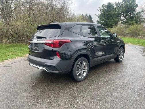 Cherry Black 2022 Kia Seltos LX