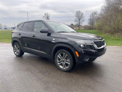 Cherry Black 2022 Kia Seltos LX